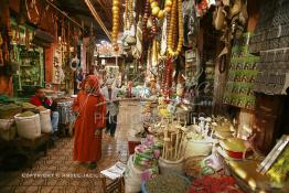 Image du Maroc Professionnelle de  Dans cette ancienne rue de la Rahba des Attarines (épiciers) au souk Semmarine de Marrakech, on trouve une multitudes d’épices ainsi que d’autres produits que l’on utilise pour la décoration des plats ou des paniers pour les grandes fêtes. Ce qui est insolite c'est que l'on y trouve aussi des objets bizarres qui sont destinés à la sorcellerie et à l’envoûtement, le 2 Mars 2004. (Photo / Abdeljalil Bounhar)